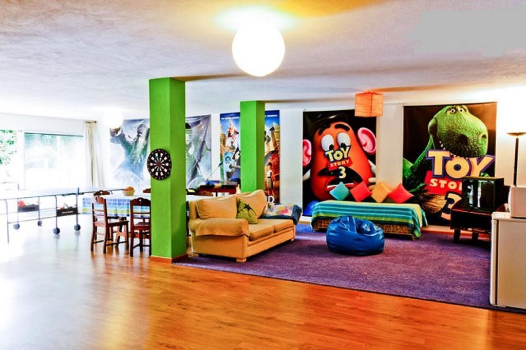 Coloured Studio Faro Bilik gambar