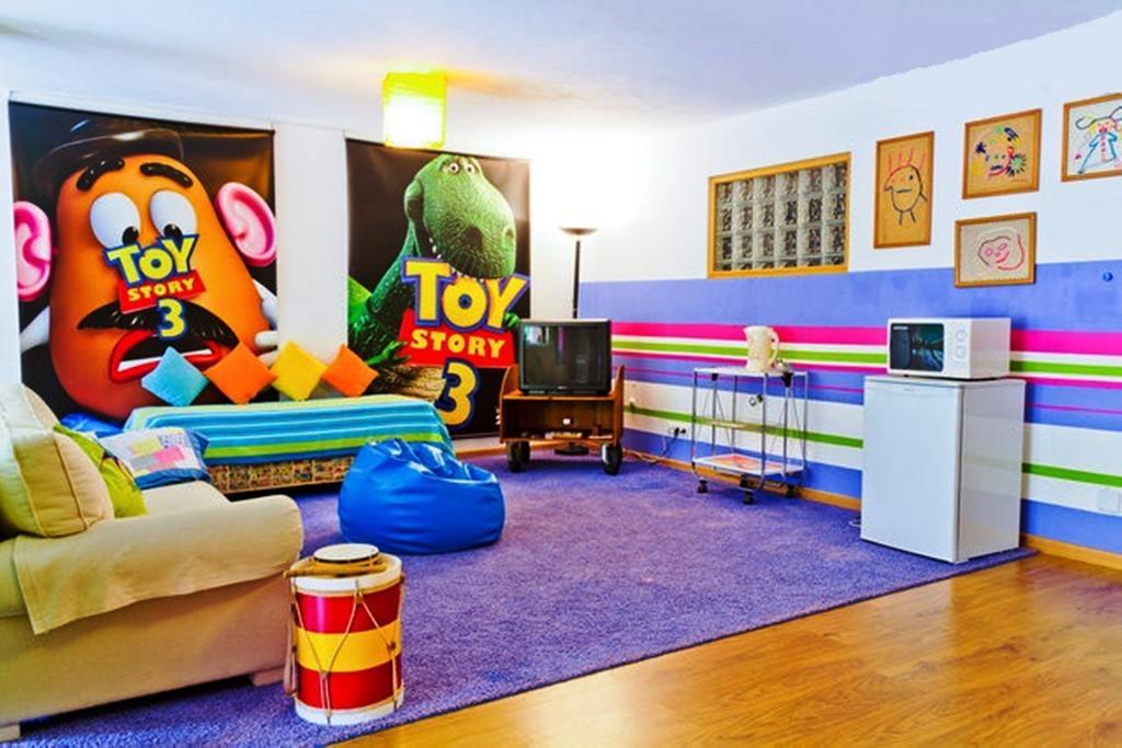 Coloured Studio Faro Bilik gambar