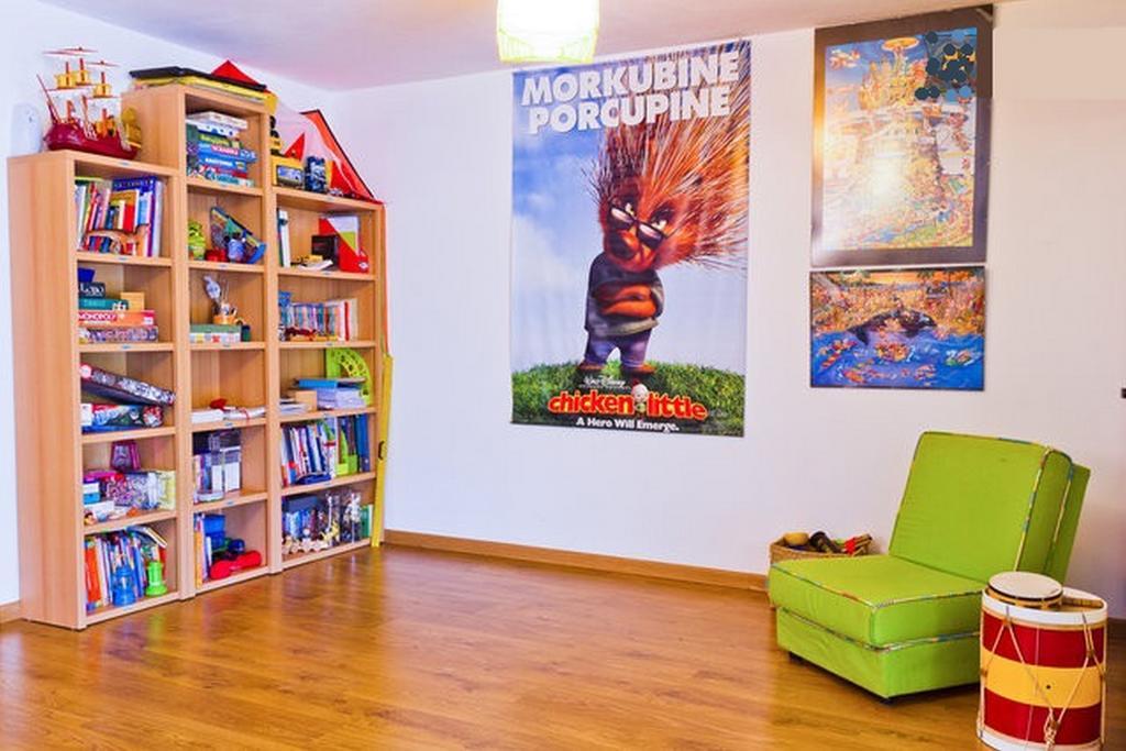 Coloured Studio Faro Luaran gambar